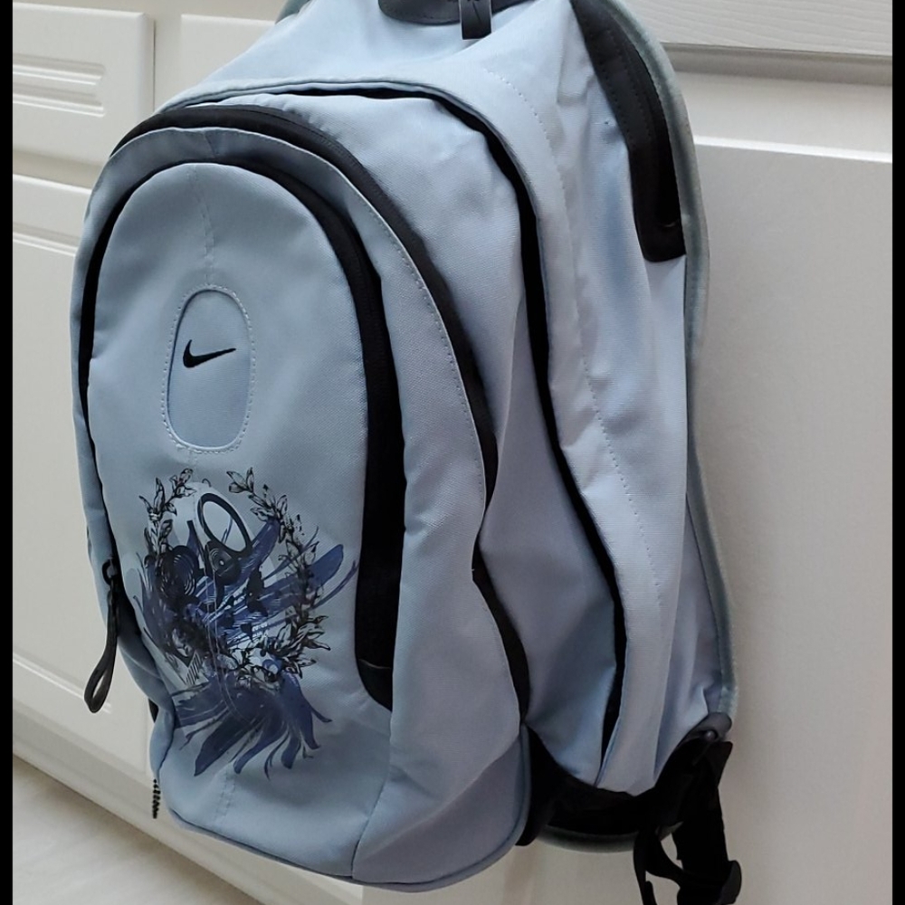 Nike bagpack.